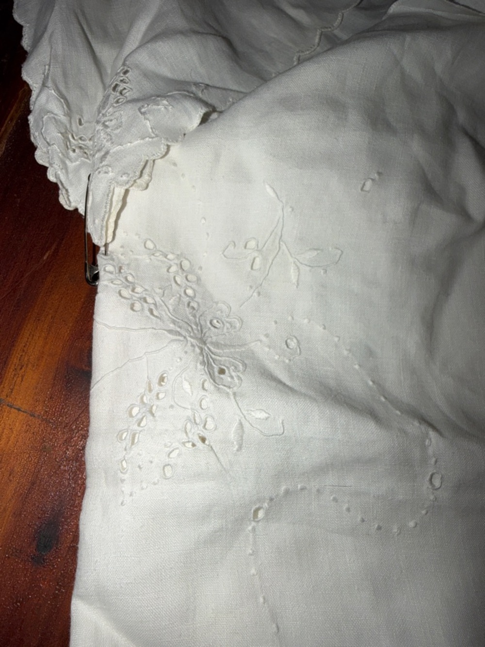 Vintage embroidered Butterfly white Scalloped Tablecloth and Napkins Set